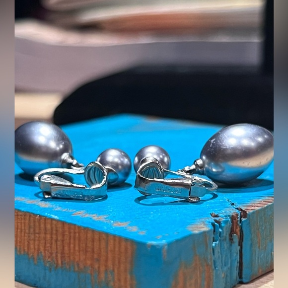 Vintage Signed Richelieu Grey Pearl Drop Earrings-Silver Tone Clip On Jewelry - Picture 1 of 6